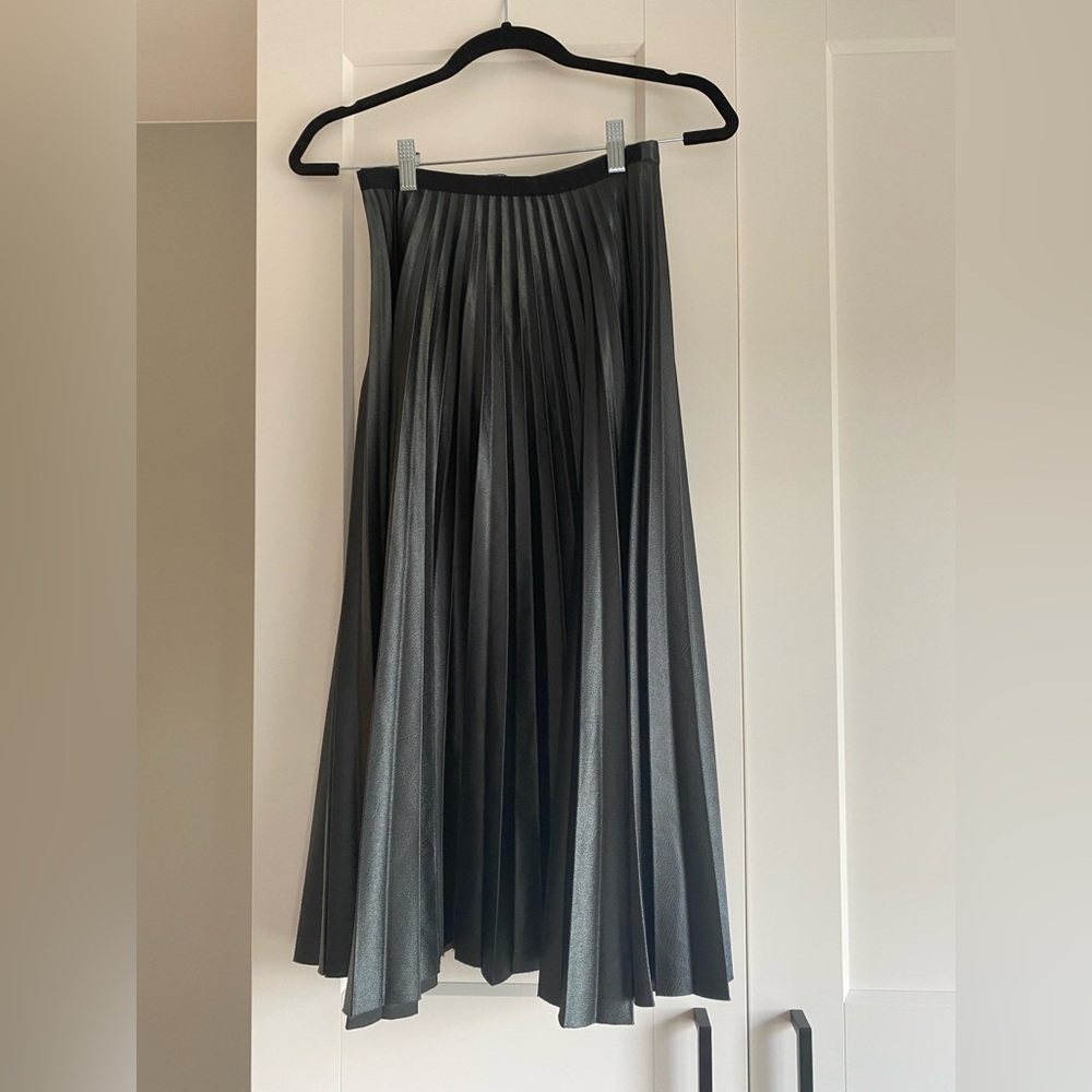 Pleated Zara skirt
